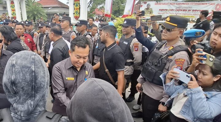 Ketua DPRD Kotawaringin Timur (Kotim) Rimbun saat temui masa aksi.