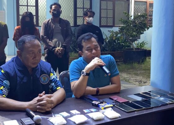 Ketua DPRD Kotim Rimbun, saat menghadiri konferensi pers pengungkapan kasus narkoba lintas provinsi di kantor BNNK Kotim, Rabu malam, 8 Oktober 2025.