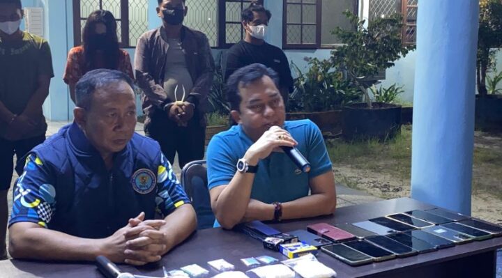 Ketua DPRD Kotim Rimbun, saat menghadiri konferensi pers pengungkapan kasus narkoba lintas provinsi di kantor BNNK Kotim, Rabu malam, 8 Oktober 2025.