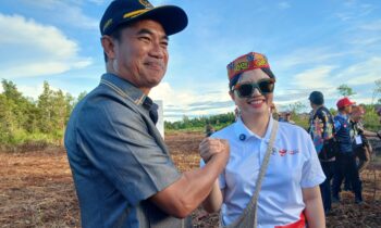 Ketua DPRD Katingan, Marwan Susanto bersama Wamendiktisaintek RI, Prof. Stella Christie, saat meninjau lokasi calon Sekolah Unggulan Garuda di Kasongan.