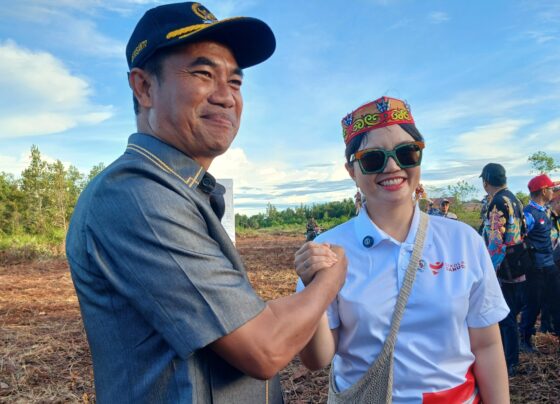 Ketua DPRD Katingan, Marwan Susanto bersama Wamendiktisaintek RI, Prof. Stella Christie, saat meninjau lokasi calon Sekolah Unggulan Garuda di Kasongan.