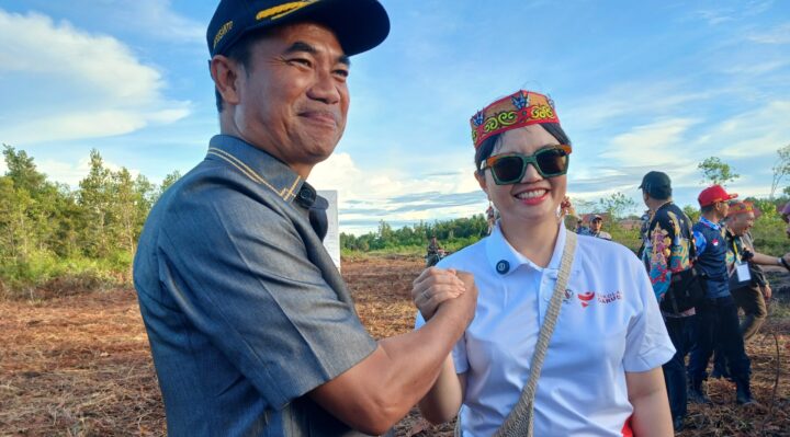 Ketua DPRD Katingan, Marwan Susanto bersama Wamendiktisaintek RI, Prof. Stella Christie, saat meninjau lokasi calon Sekolah Unggulan Garuda di Kasongan.