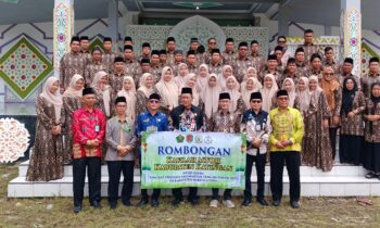 Kontingen MTQ Kabupaten Katingan foto bersama sebelum bertolak ke Muara Teweh, Kamis, 13 November 2025.