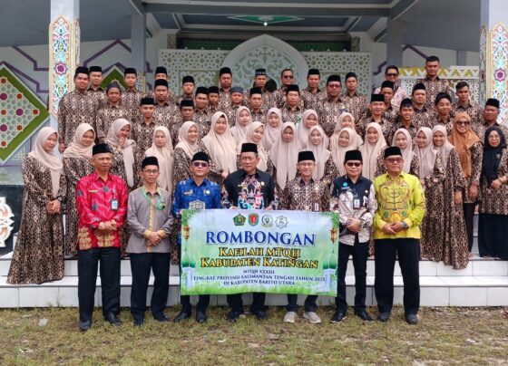 Kontingen MTQ Kabupaten Katingan foto bersama sebelum bertolak ke Muara Teweh, Kamis, 13 November 2025.