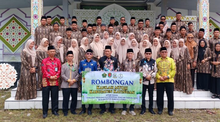 Kontingen MTQ Kabupaten Katingan foto bersama sebelum bertolak ke Muara Teweh, Kamis, 13 November 2025.