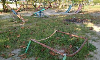 Fasilitas bermain anak-anak di komplek Lapangan Sport Center Kasongan yang banyak mengalami kerusakan.