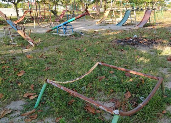 Fasilitas bermain anak-anak di komplek Lapangan Sport Center Kasongan yang banyak mengalami kerusakan.