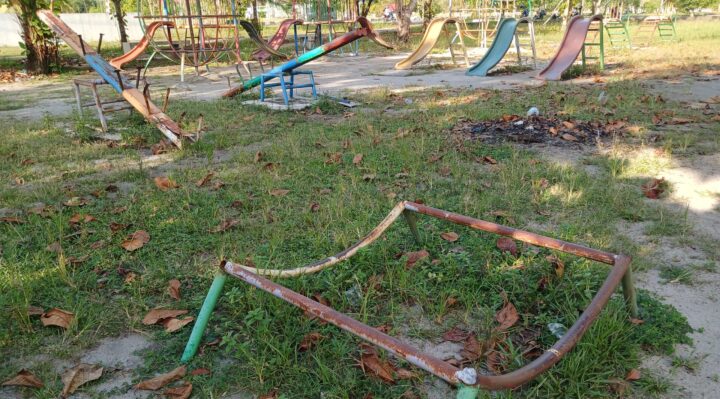 Fasilitas bermain anak-anak di komplek Lapangan Sport Center Kasongan yang banyak mengalami kerusakan.