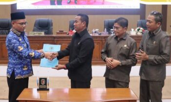 Ketua DPRD Katingan Marwan Susanto didampingi Wakil Ketua I Nanang Suriansyah dan Wakil Ketua II Wiwin Susanto secara simbolis menyerahkan dokumen lima hal penting pada rapat paripurna, Selasa, 28 Oktober 2025.