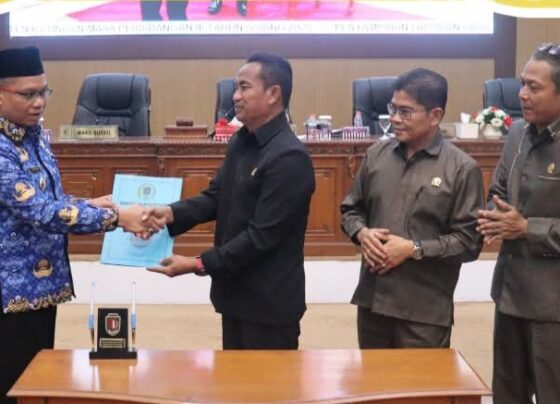 Ketua DPRD Katingan Marwan Susanto didampingi Wakil Ketua I Nanang Suriansyah dan Wakil Ketua II Wiwin Susanto secara simbolis menyerahkan dokumen lima hal penting pada rapat paripurna, Selasa, 28 Oktober 2025.