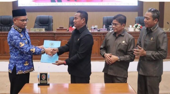 Ketua DPRD Katingan Marwan Susanto didampingi Wakil Ketua I Nanang Suriansyah dan Wakil Ketua II Wiwin Susanto secara simbolis menyerahkan dokumen lima hal penting pada rapat paripurna, Selasa, 28 Oktober 2025.