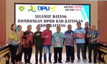 Empat anggota DPRD Katingan, Fahmi Fauzi, Budy Hermanto, Riming, dan Amirun, saat melakukan pertemuan dengan Kadis PUPR Kalteng, Juni Gultom, Jumat, 21 November 2025.