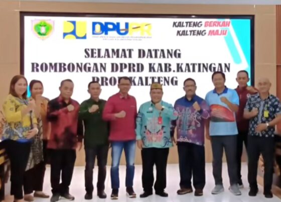 Empat anggota DPRD Katingan, Fahmi Fauzi, Budy Hermanto, Riming, dan Amirun, saat melakukan pertemuan dengan Kadis PUPR Kalteng, Juni Gultom, Jumat, 21 November 2025.