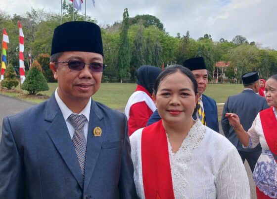 Keterangan foto: Anggota DPRD Katingan sekaligus Ketua LPTIK Katingan, Sarnadie, bersama istri.