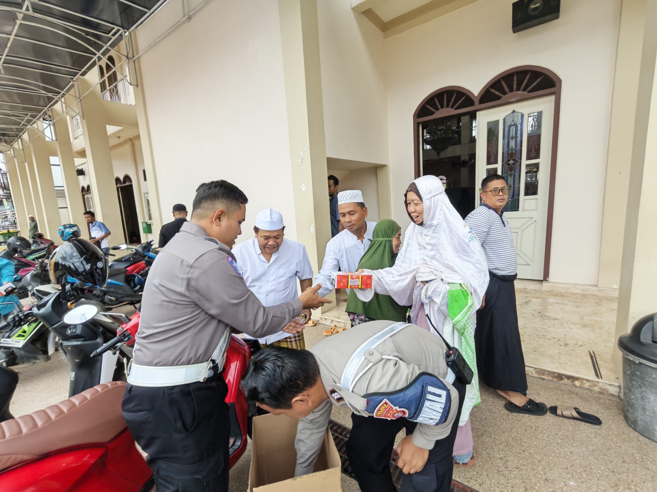 Satlantas Polres Kotim Bagikan Nasi Kotak Kepada Jamaah Salat Jumat
