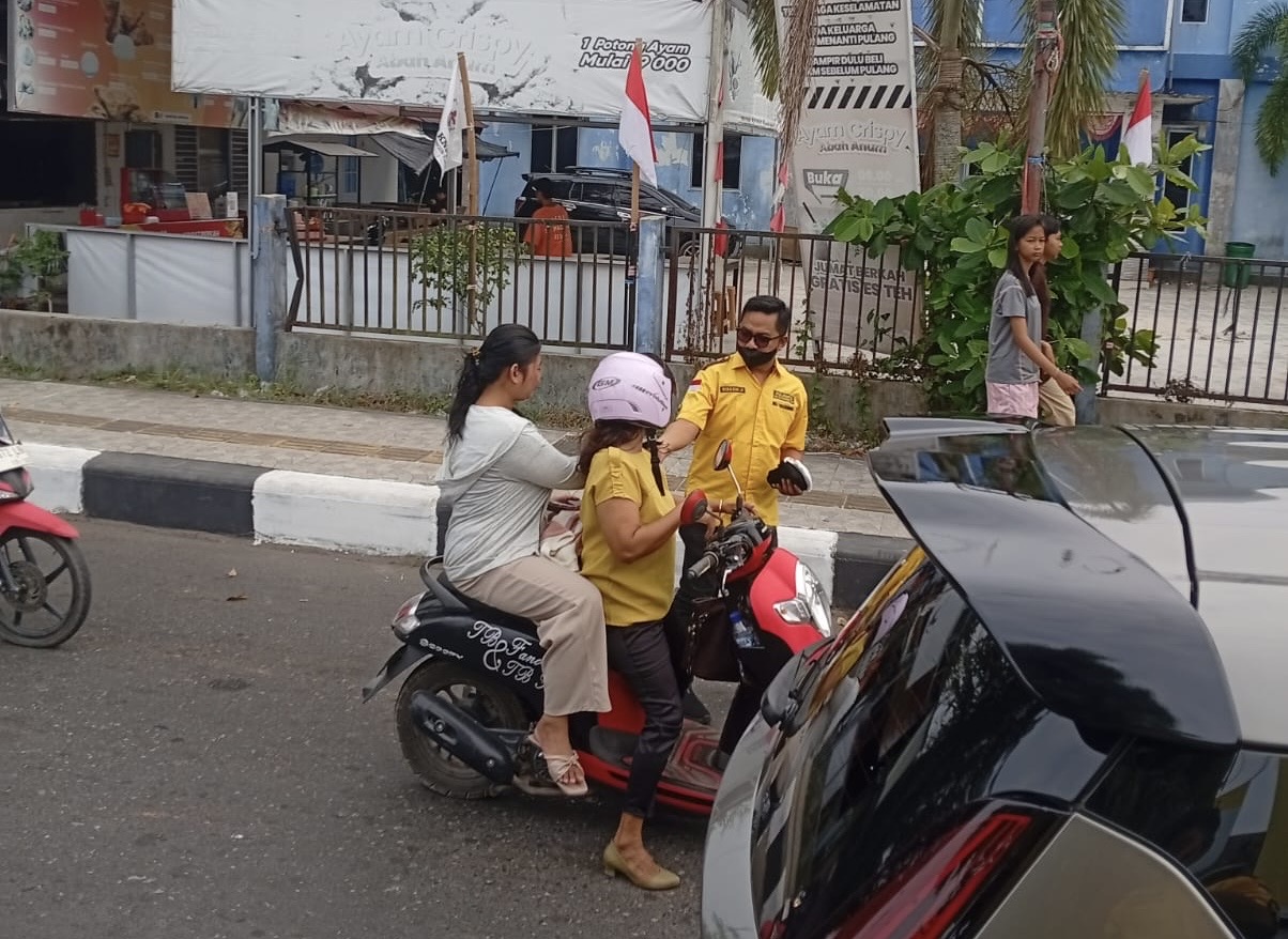 Kualitas Udara Kian Memburuk, Kader Golkar Kotim Bagikan 10 Ribu Masker Gratis