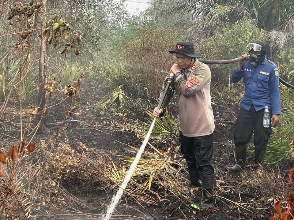 Pemadaman Karhutla Ala Kapolres Kotim, Tak Beranjak sebelum Bara Padam