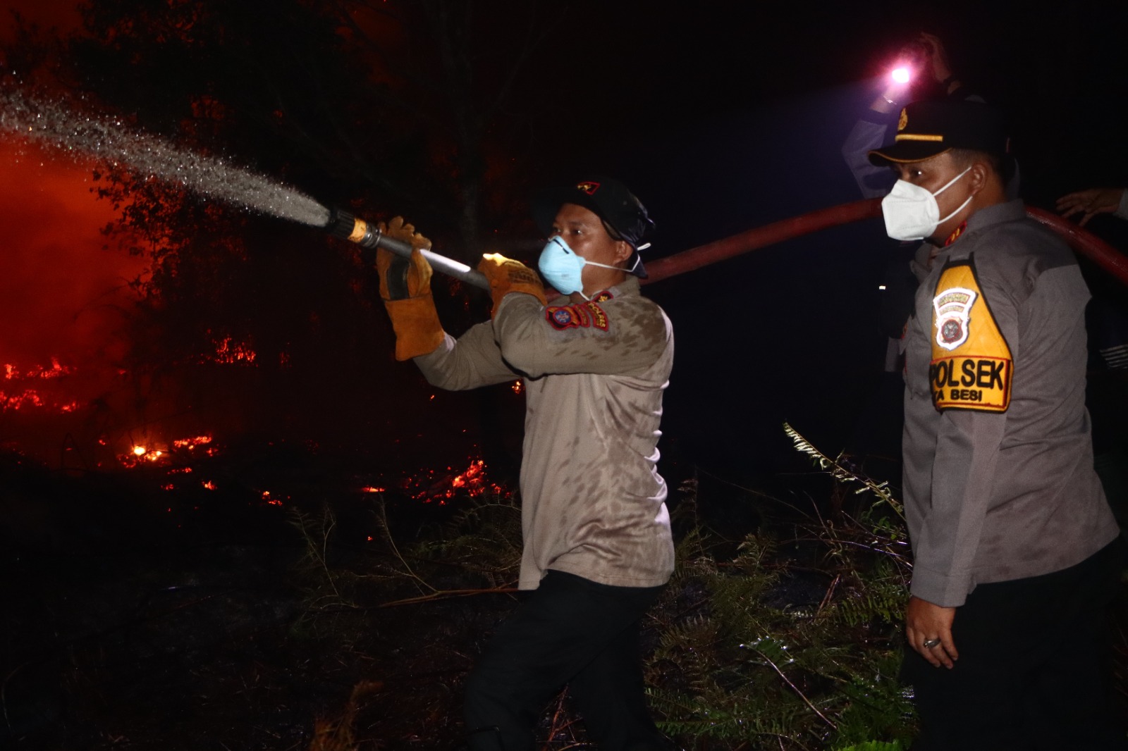 Kapolres Kotim Turun Langsung Padamkan Karhutla di Desa Camba, Bersama TNI dan Relawan Cegah Api Meluas