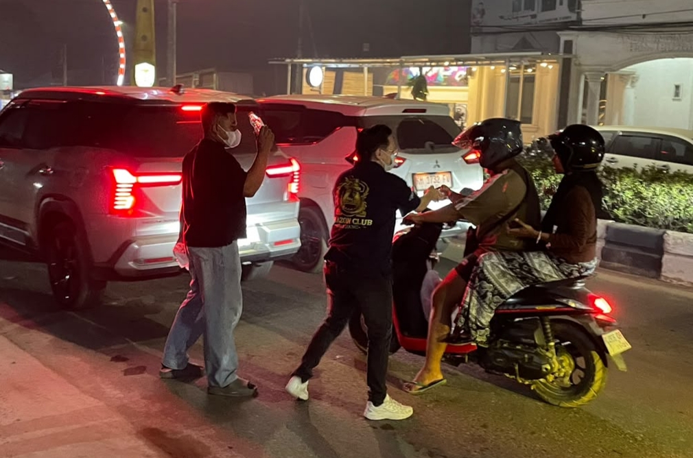 Amazon Club Bagikan Ribuan Masker untuk Warga Sampit di Tengah Kepungan Asap